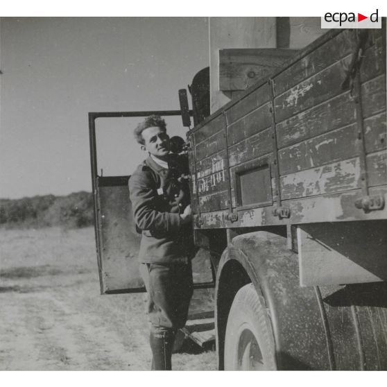[Portrait d'un opérateur du SCA (Service cinématographique de l'armée), s.d.]