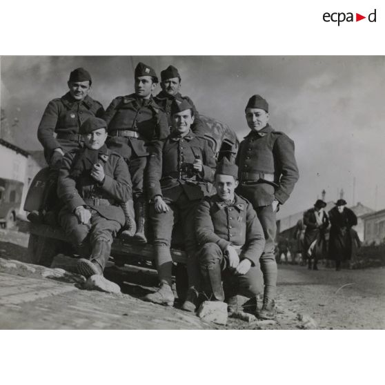 [Portrait de groupe des opérateurs du SCA (Service cinématographique de l'armée) adossés sur l'avant du camion, s.d.]