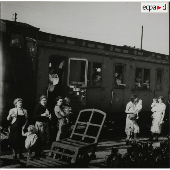 [Gare de Noisy-le-Sec. Train de réfugiés de Metz. Distribution de lait aux enfants. 11 septembre 1939.]