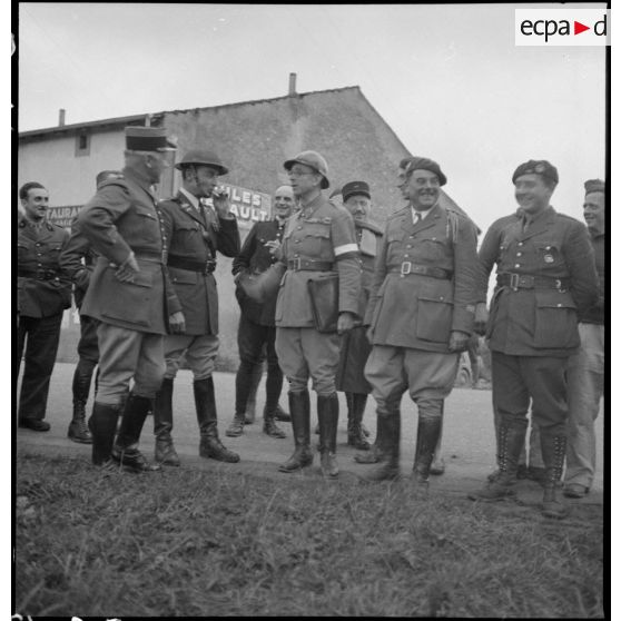 Le colonel Fuller, attaché militaire américain en France, en visite à Verdun est photographié au milieu d'officiers