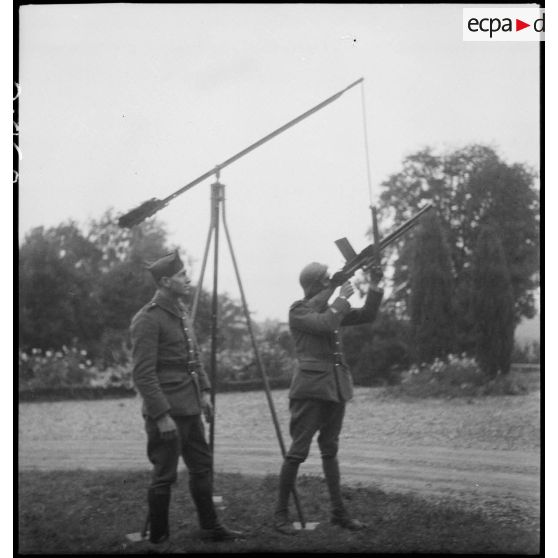 Plan général de profil de l'affût antiaérien pour FM M24/29 servi par un soldat de la 2e armée.