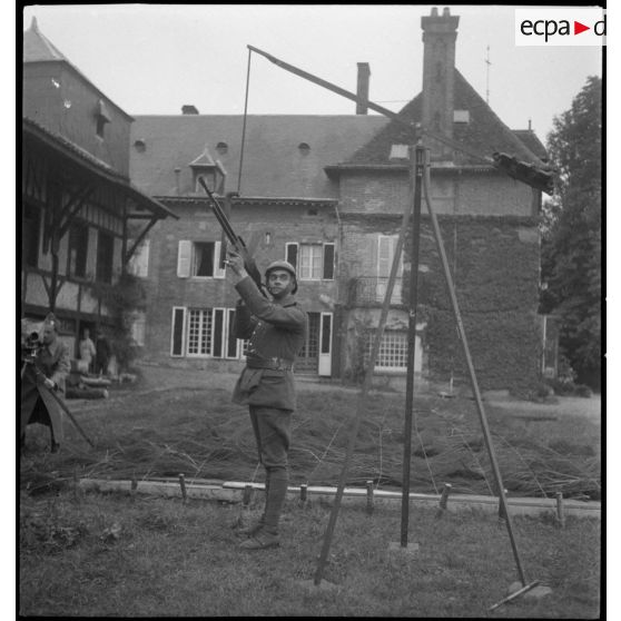 Plan général de face de l'affût antiaérien pour FM M24/29 servi par un soldat de la 2e armée.