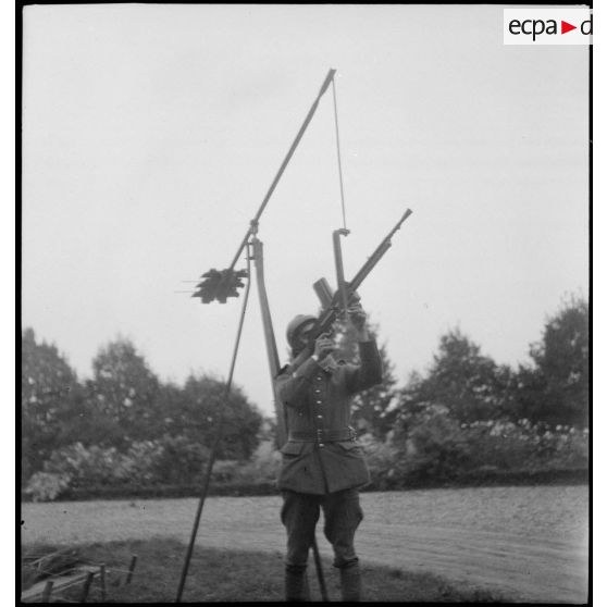 Plan général de trois quarts avant de l'affût antiaérien pour FM M24/29 servi par un soldat de la 2e armée.