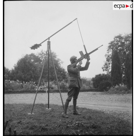 Plan général de profil de l'affût antiaérien pour FM M24/29 servi par un soldat de la 2e armée.