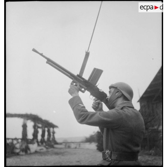 Plan moyen de profil de l'affût antiaérien pour FM M24/29 servi par un soldat de la 2e armée.