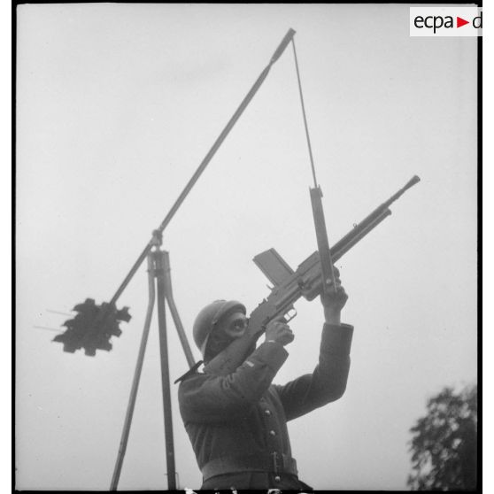 Plan moyen de profil de l'affût antiaérien pour FM M24/29 servi par un soldat de la 2e armée.