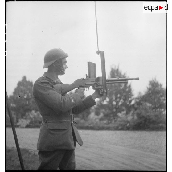 Plan moyen de profil de l'affût antiaérien pour FM M24/29 servi par un soldat de la 2e armée.