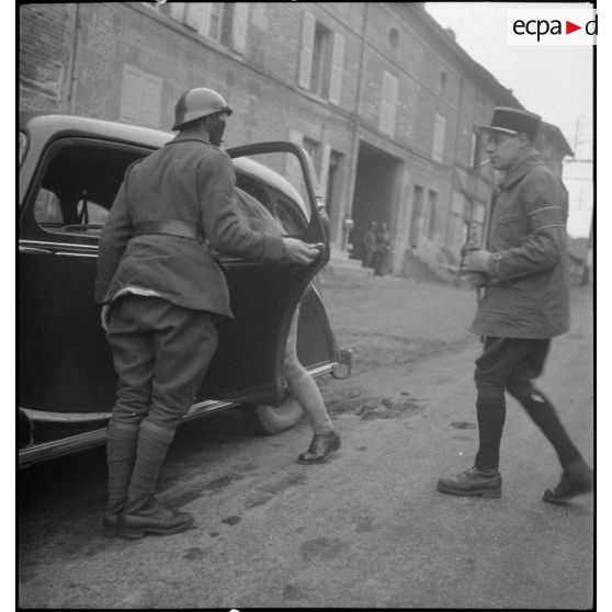 Un officier de la 2e armée monte à bord d'une voiture.