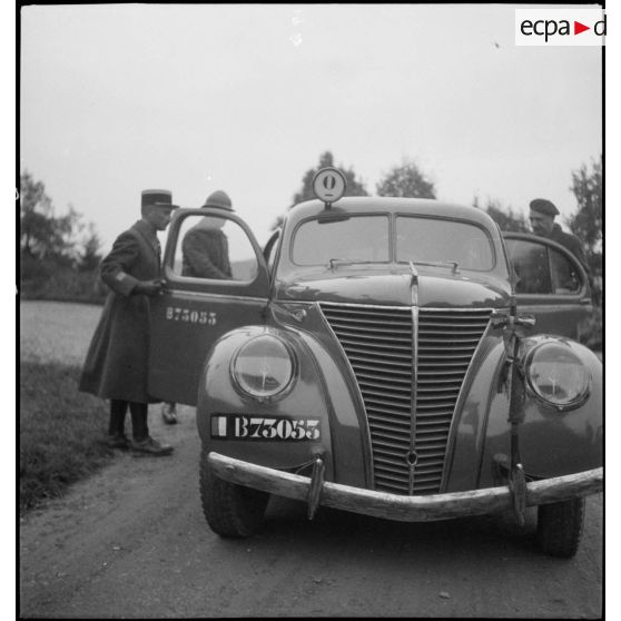 Un officier de la 2e armée monte à bord d'une voiture Matford V8-72.