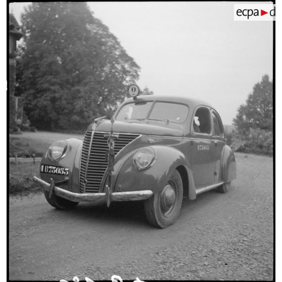 Une voiture Matford V8-72.