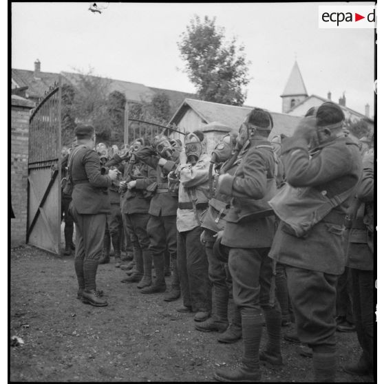 Photographie de groupe d'officiers du QG de la 2e armée qui s'entraînent au port de l'ANP 31.
