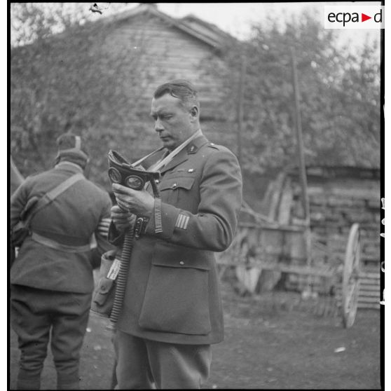 Un commandant du QG de la 2e armée s'apprête à mettre un ANP 31 sur le visage.