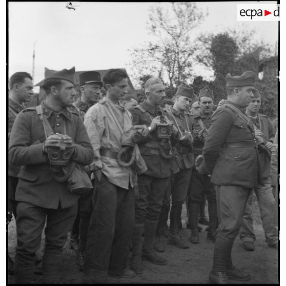 Photographie de groupe de soldats du QG de la 2e armée qui s'entraînent au port de l'ANP 31.