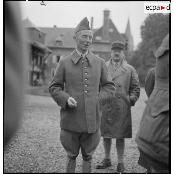 Le général d'armée Huntziger est photographié en plan américain.