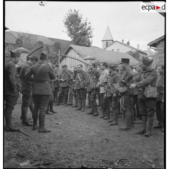 Photographie de groupe de soldats du QG de la 2e armée qui s'entraînent au port de l'ANP 31.