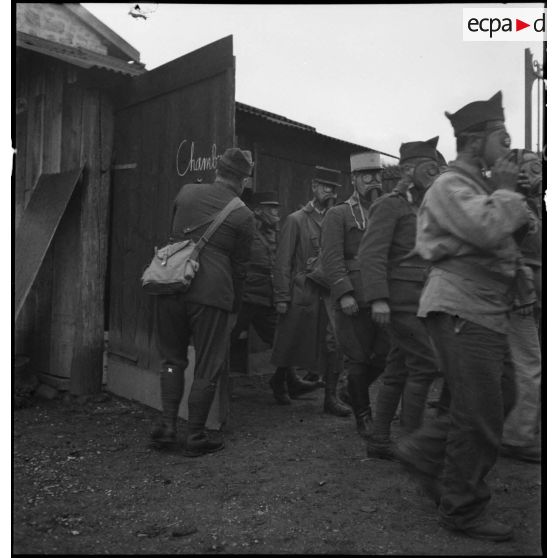 Photographie de groupe de soldats du QG de la 2e armée qui s'entraînent au port de l'ANP 31.