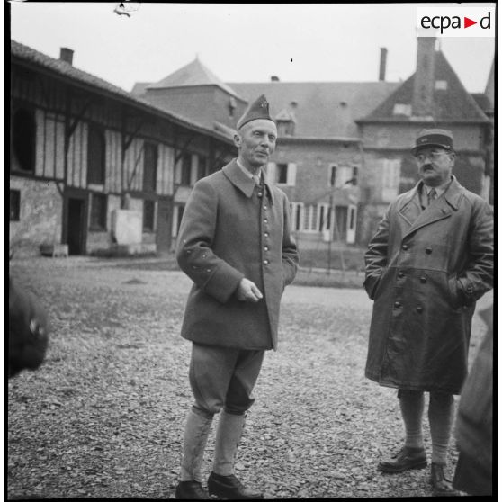 Le général d'armée Huntziger est photographié en plan américain.