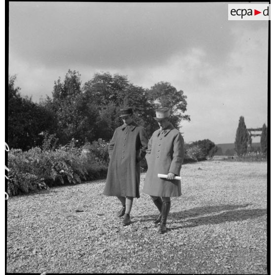 Deux officiers de la 2e armée marchent de concert, ils sont photographiés en plan général.