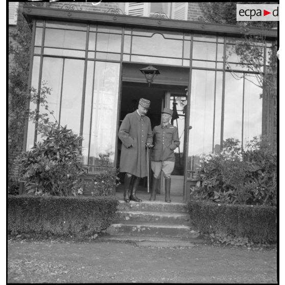 Les généraux Giraud et Huntziger se tiennent sur le perron d'une maison.