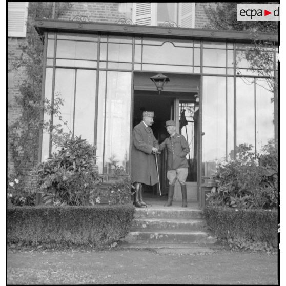 Les généraux Giraud et Huntziger se tiennent sur le perron d'une maison.