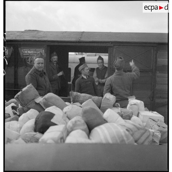 Des soldats de la 2e armée transbordent des colis d'un wagon de chemin de fer à la caisse d'un camion.