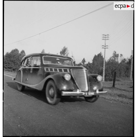 Une Renault Vivastella BDZ 1, immatriculée M 12165, est photographiée de trois quarts avant.