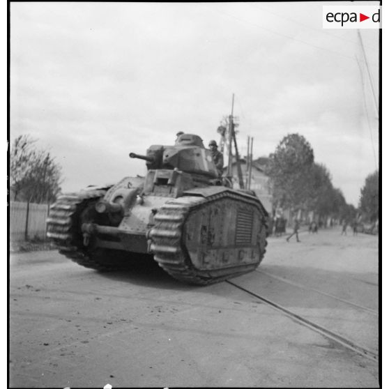 Un char B1 bis du 8e bataillon de chars de combat (8e BCC) progresse vers la gare de Châlons-sur-Marne pour y être embarqué sur un convoi ferroviaire.