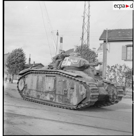 Le char B1 bis du 8e bataillon de chars de combat (8e BCC) baptisé Eclair progresse vers la gare de Châlons-sur-Marne pour y être embarqué sur un convoi ferroviaire.