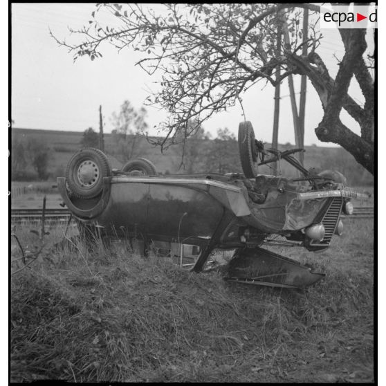 Plan général de profil d'une voiture de liaison accidentée.