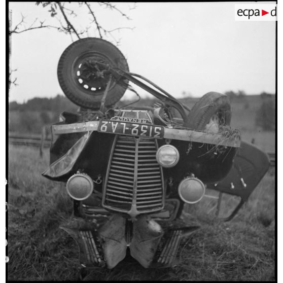 Plan moyen de face d'une voiture de liaison accidentée.