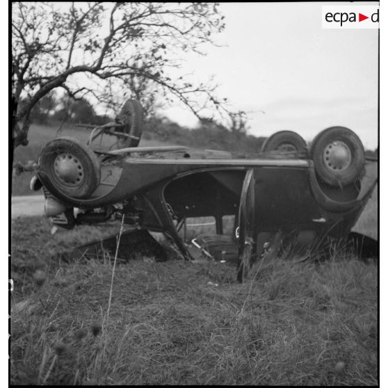 Plan moyen de profil d'une voiture de liaison accidentée, il s'agit peut-être de la voiture du général Billotte.