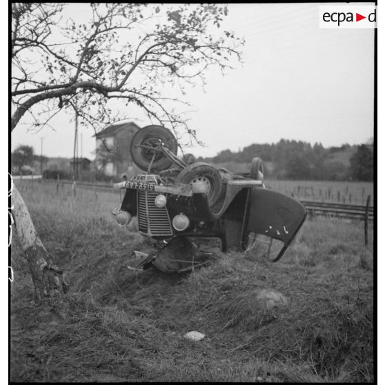 Plan général de trois quarts avant d'une voiture de liaison accidentée, il s'agit peut-être de la voiture du général Billotte.