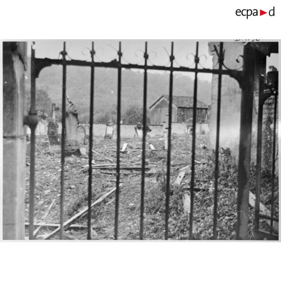 Le cimetière de Lachalade touché par les bombardements allemands.