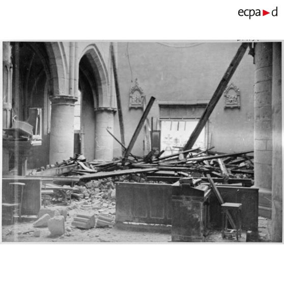 Vue intérieure de l'église touchée par les bombardements allemands.