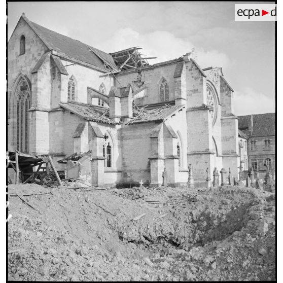 Le cimetière et l'église abbatiale touchés par les bombardements allemands.