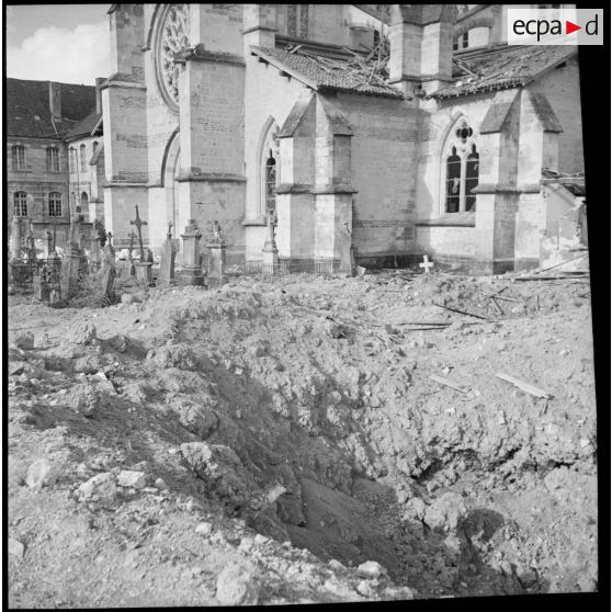 Le cimetière et l'église abbatiale touchés par les bombardements allemands.