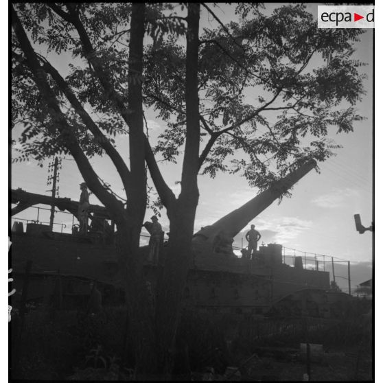 Plan général d'une pièce de 340 mm à glissement modèle 1912 de l'ALVF photographiée à contre-jour.