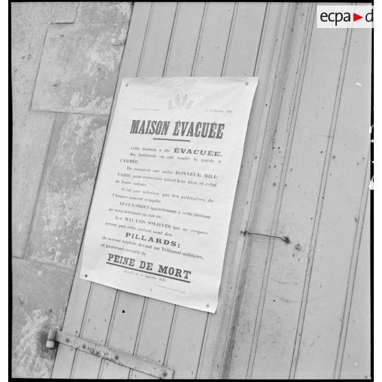 Affiche placardée sur une maison évacuée.