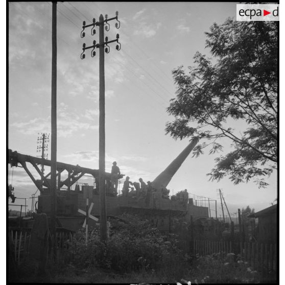 Plan général d'une pièce de 340 mm à glissement modèle 1912 de l'ALVF photographiée à contre-jour.