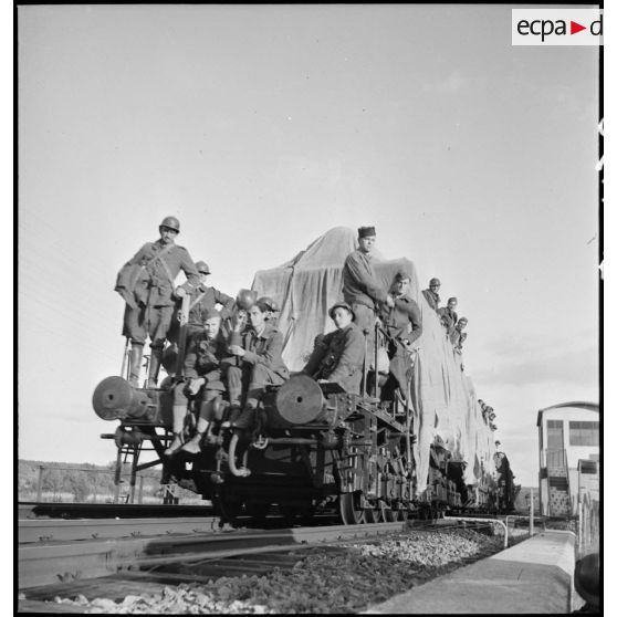 Photographie de groupe des servants d'une pièce de 340 mm à glissement modèle 1912 de l'ALVF.