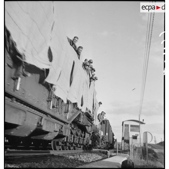 Plan moyen d'une pièce de 340 mm à glissement modèle 1912 de l'ALVF recouverte de toiles de camouflages.