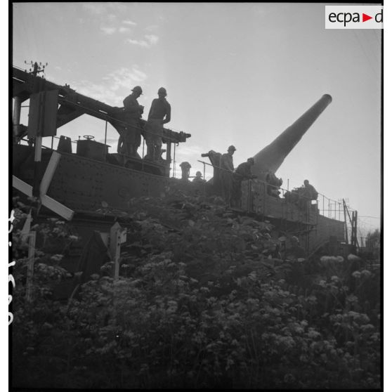 Plan général d'une pièce de 340 mm à glissement modèle 1912 de l'ALVF photographiée à contre-jour.