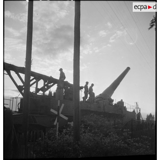 Plan général d'une pièce de 340 mm à glissement modèle 1912 de l'ALVF photographiée à contre-jour.