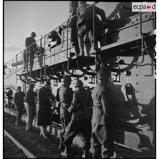 Des artilleurs mettent en batterie une pièce de 340 mm à glissement modèle 1912 de l'ALVF.