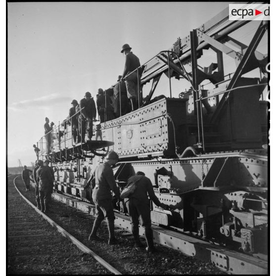 Des artilleurs mettent en batterie une pièce de 340 mm à glissement modèle 1912 de l'ALVF.