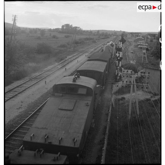 Plan général en plongée d'un train ALVF, le dernier wagon est l'affût-truck qui supporte la pièce de 340mm.