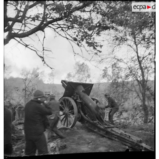 Tir d'une pièce de 155 mm court M1915/17 du 243e RA de la 6e DI.