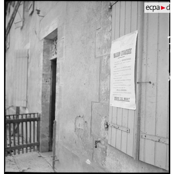 Près de la ligne de front, dans le secteur de la 2e armée, plan général d'une rue déserte d'un village évacué.