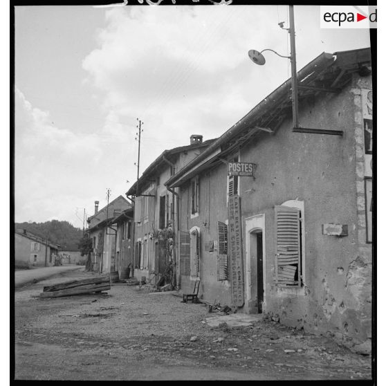 Près de la ligne de front, dans le secteur de la 2e armée, plan général d'une rue déserte d'un village évacué.