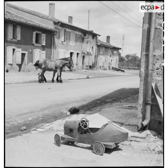 Près de la ligne de front, dans le secteur de la 2e armée, plan général d'une rue déserte d'un village évacué.